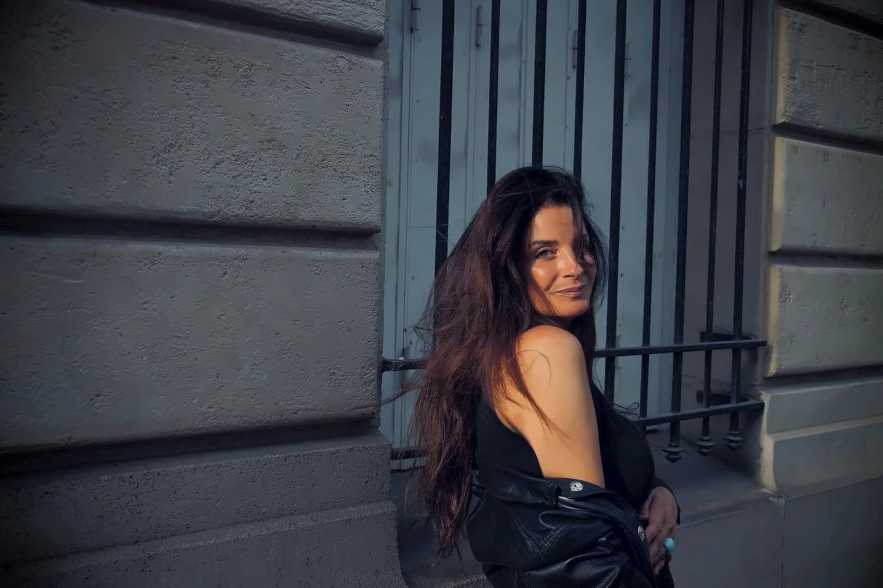 Portrait de SEYA devant une façade parisienne