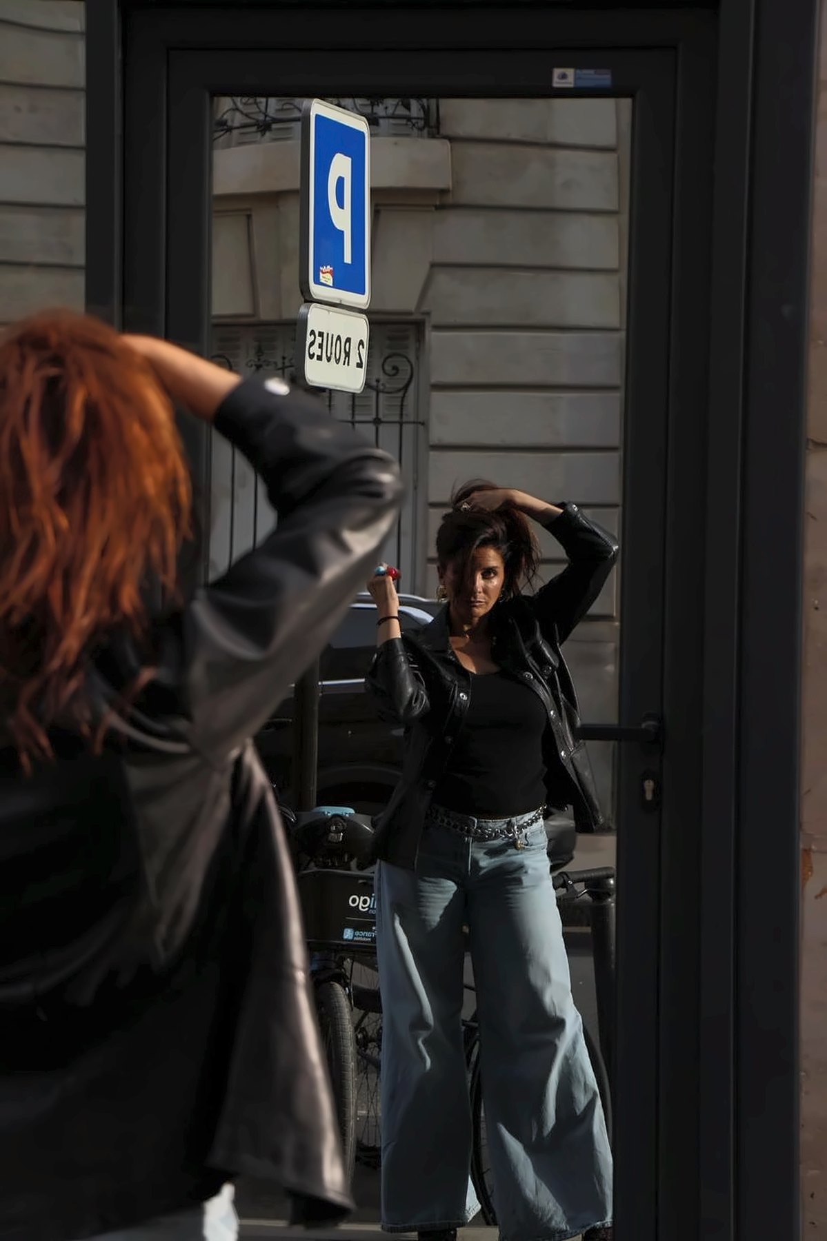 SEYA dans le reflet d'une vitrine