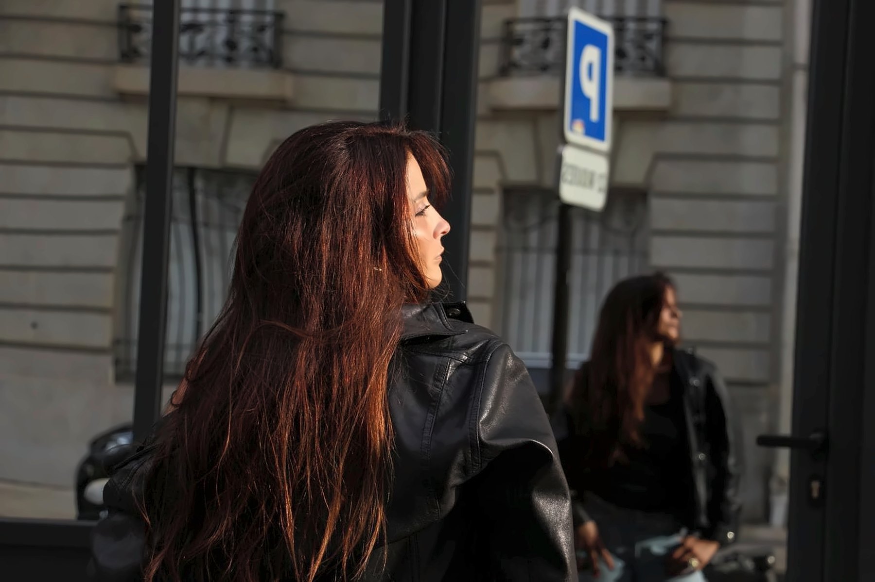 SEYA de dos dans une rue parisienne
