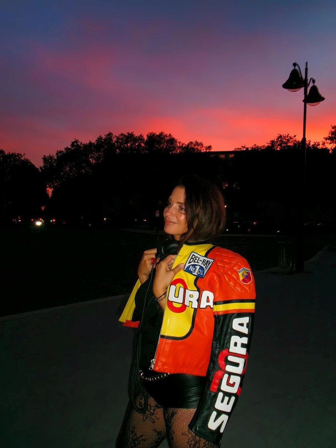 SEYA au coucher du soleil à Paris, veste moto colorée